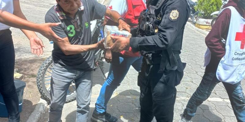 PNC continúa con el apoyo a damnificados por la tormenta Julia