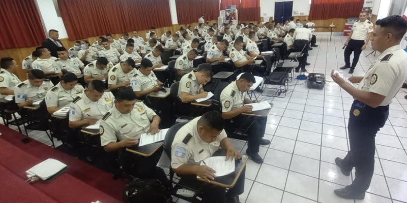 Capacitan al personal policial sobre el fortalecimiento del eje de profesionalización