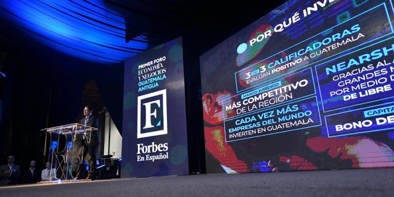 El ministro de economía, Dr. Janio Rosales durante su participación en  el evento.