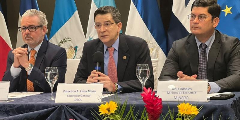 El Ministro de Economía Dr.  Janio Rosales (tercero de Izq. a Der) también presidió la acttividad. 