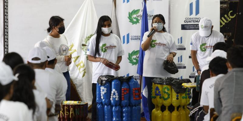 Jóvenes de Mixco son certificados como Guardianes Ecológicos del MARN
