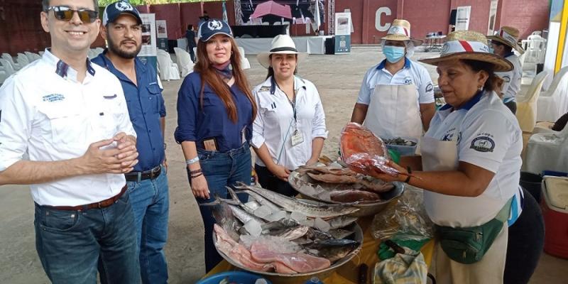 El viceministro de Desarrollo de la MIPYME (primero de IZq. a Der.) inauguró el evento.