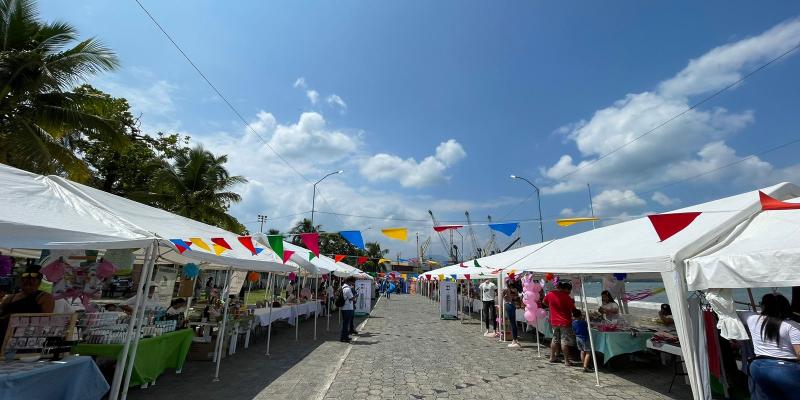 foto de stands de exposición de emprendedores en Izabal