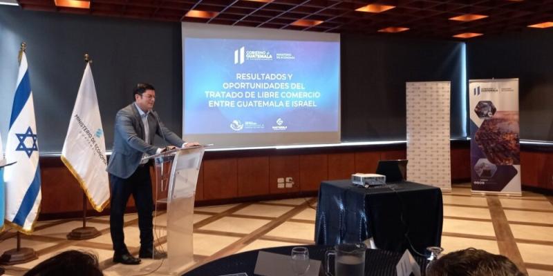 El Ministro de Economía Dr.  Janio Rosales (centro) presidió el evento . 