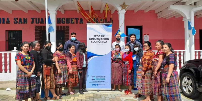 Mujeres de Sololá posan para fotografía después de recibir capacitación