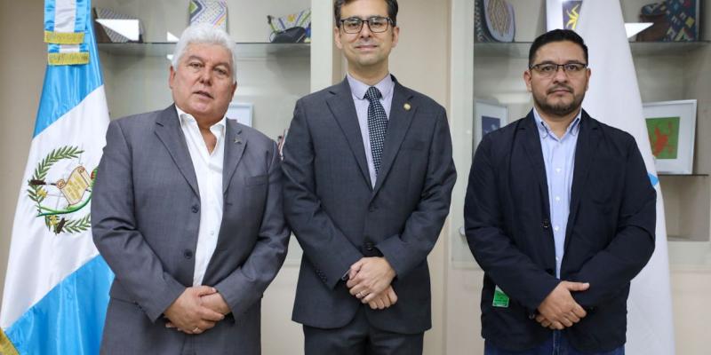Viceministro de la Mipyme, Fernando Escalante es acompañado por representantes de las Mipymes del departamento de Guatemala