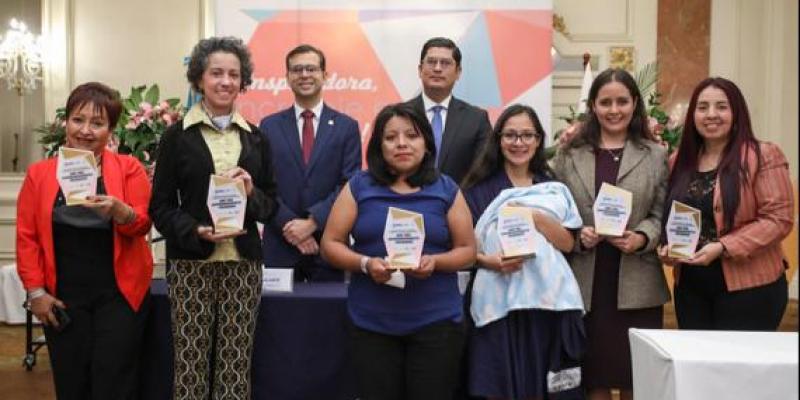 Mujeres emprendedoras reciben reconocimiento por su esfuerzo en el desarrollo de ideas de negocio y crecimiento económico