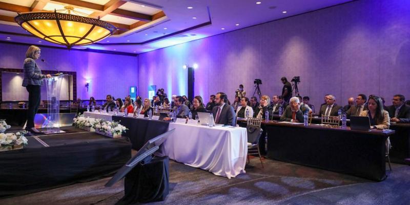 Viceministra de Inversión y competencia brinda palabras de bienvenida a los asistentes del foro regional de competencia