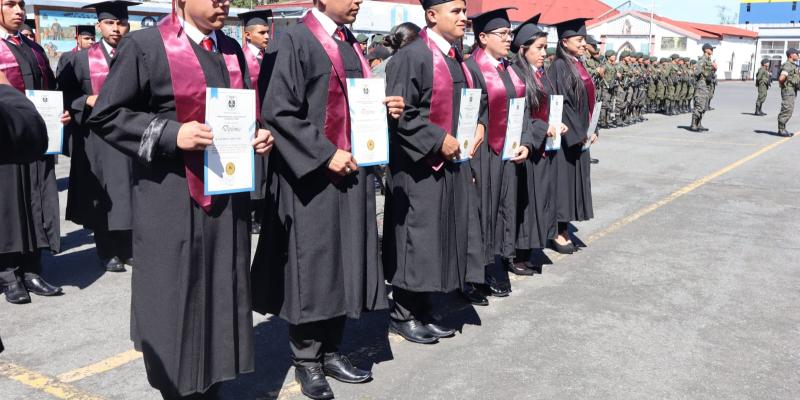 Soldados concluyen formación educativa por madurez.
