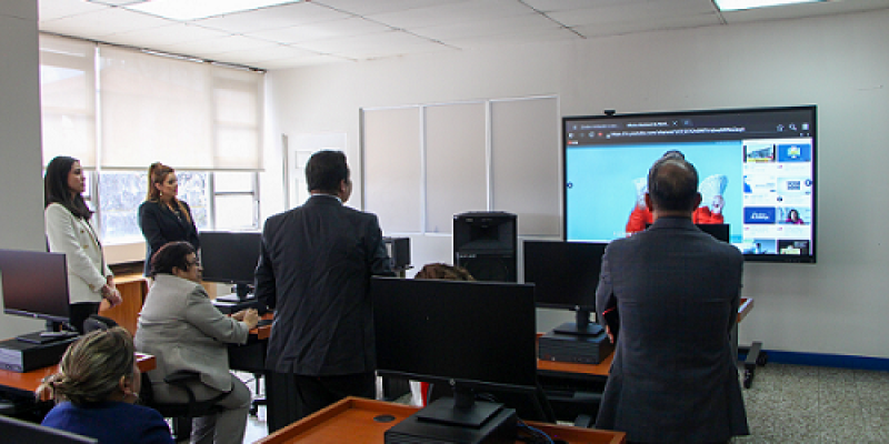 La Directora Alvarado inauguró la modernización de la sala de evaluaciones