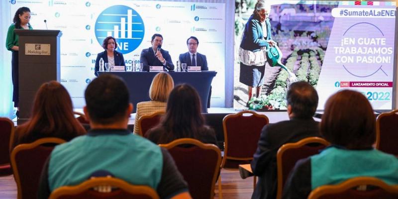 El Ministro de Economía Dr.  Janio Rosales (centro) presidió el evento.