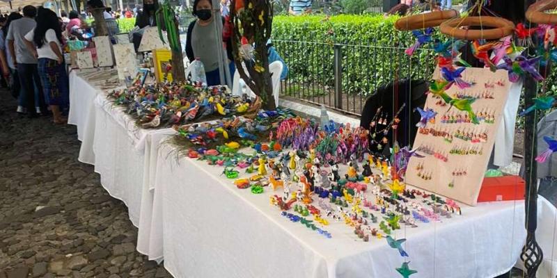 Exposición de diferentes productos por parte de emprendedores en la Antigua Guatemala