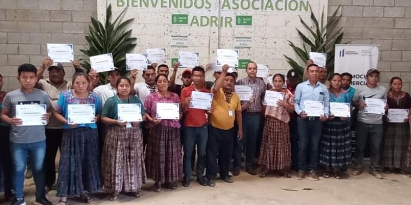 Mujeres indígenas reciben diploma de capacitación a empresarios del cardamomo en Baja Verapaz