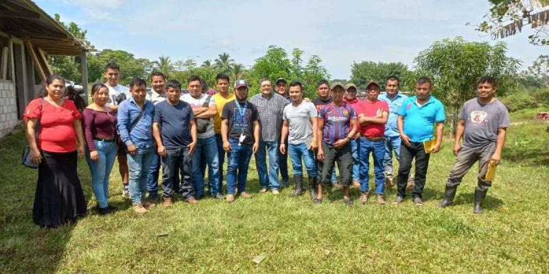 Productores de cardamomo posan para la fotografía donde recibieron capacitación para fortalecer sus capacidades de producción