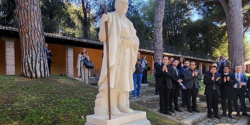 Embajada de Guatemala participa en develación de escultura del Hermano Pedro en Roma, Italia 