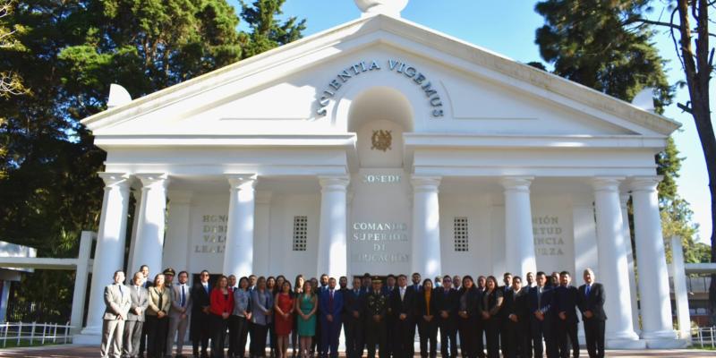 Alumnos del Colegio de Altos Estudios Estratégicos de las Fuerzas Armadas de El Salvador visitaron el Comando Superior de Educación del Ejército de Guatemala.