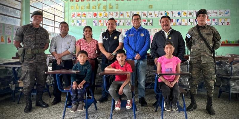 Ejército de Guatemala inicia la distribución de pupitres a centros educativos en todo el país.