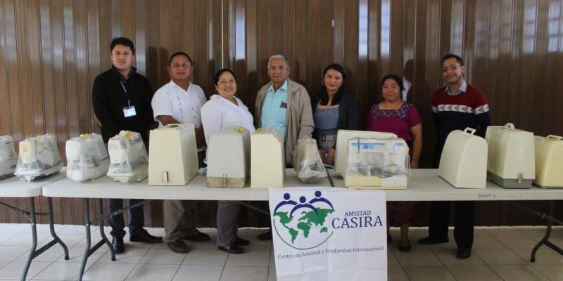 Beneficiados muestran donación de maquinas de coser