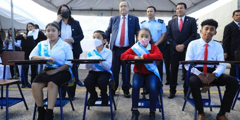 Entrega de mobiliario a escolares