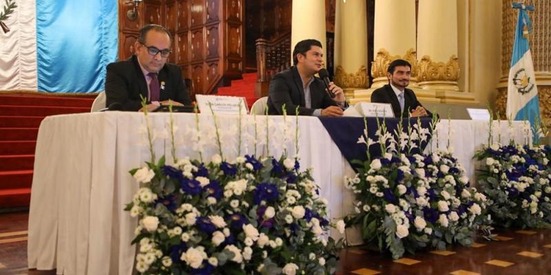 El Ministro de Economía Dr.  Janio Rosales (centro) presidió el evento . 