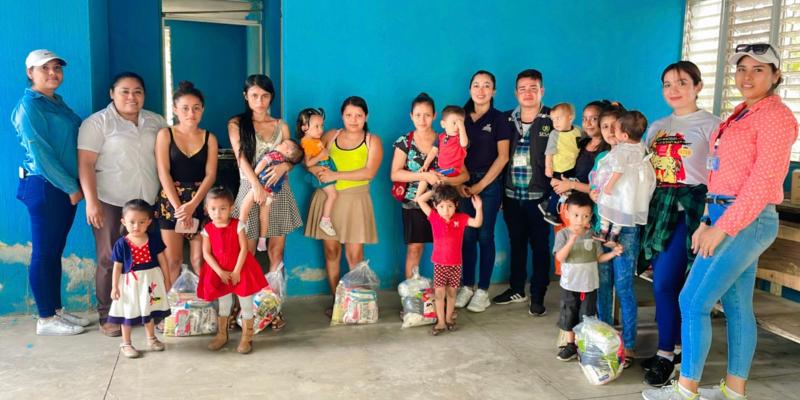 entrega de alimentos a menores con desnutrición en Nueva Concepción, Escuintla