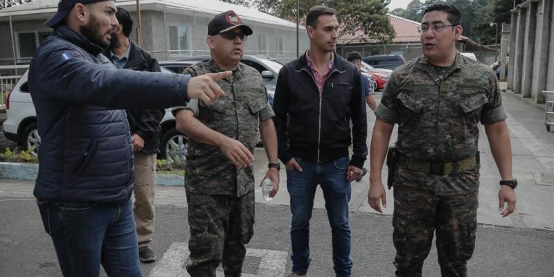 El secretario Molina compartiendo impresiones con autoridades del cuerpo de ingenieros