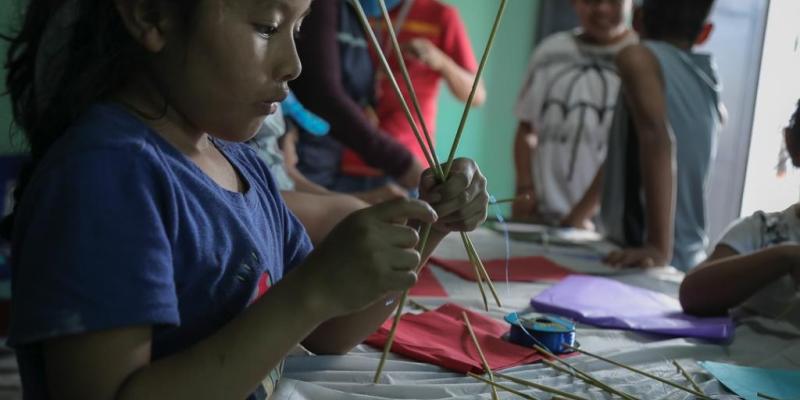 Las niñas y los niños elaboraron sus propios barriletes