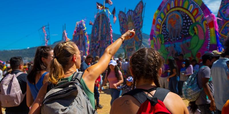 Turistas en barriletes