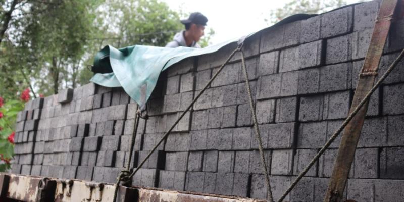 Fodes entrega materiales de reconstrucción en Santa Cruz Naranjo, Santa Rosa