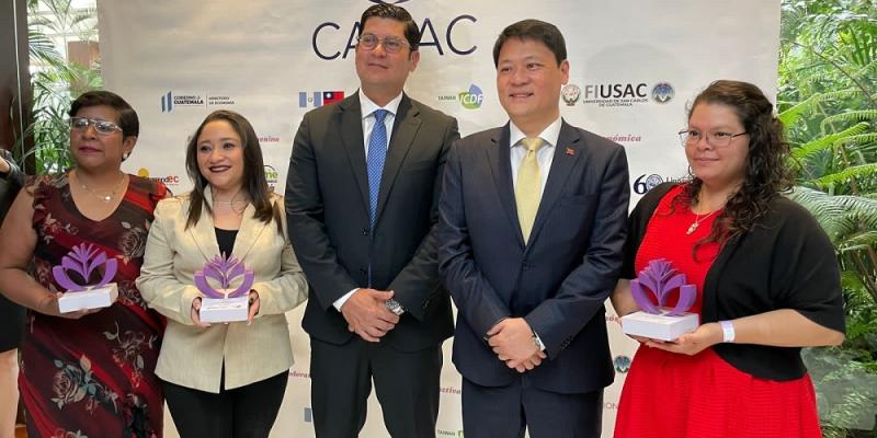 El Ministro de Economía Dr.  Janio Rosales (tercero de Izq. a Der.) presidió el evento.