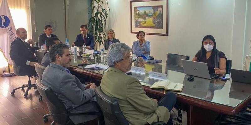 El Ministro de Economía Dr.  Janio Rosales recibió al  embajador Popp en su despacho.