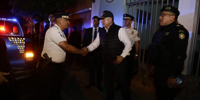 Ministro Barrientos supervisa el trabajo policial  que efectúan en distintas zonas de la capital 