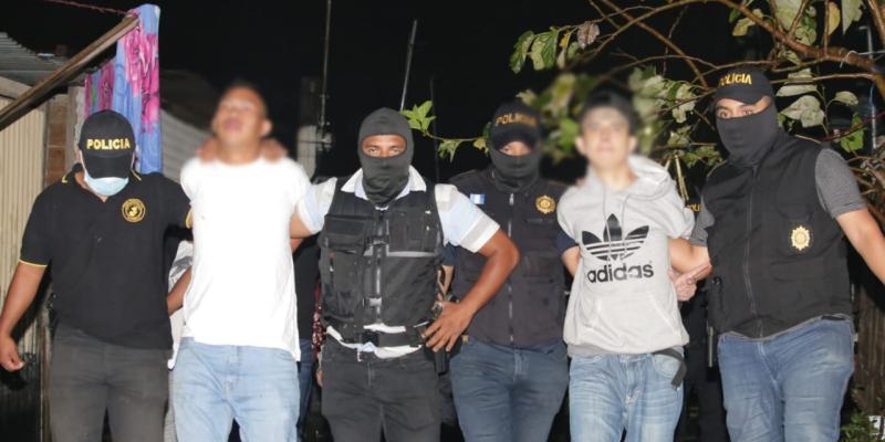 Capturan a pandilleros con fusil e indumentaria similar a la de la PNC
