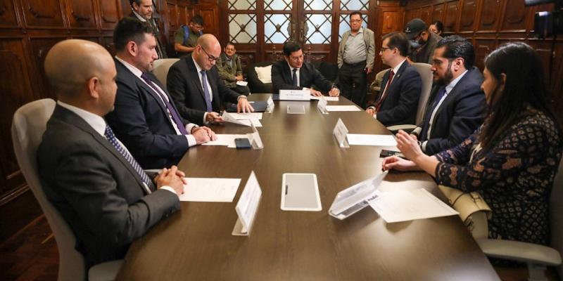 El Ministro de Economía Dr.  Janio Rosales (centro) presidió la actividad. 