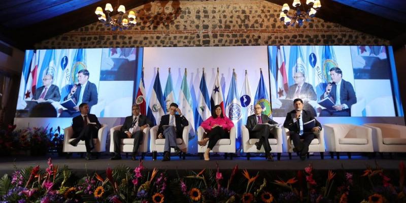 El ministro de economìa , Dr Janio Rosales (ultimo de iz a der) participò en el evento.