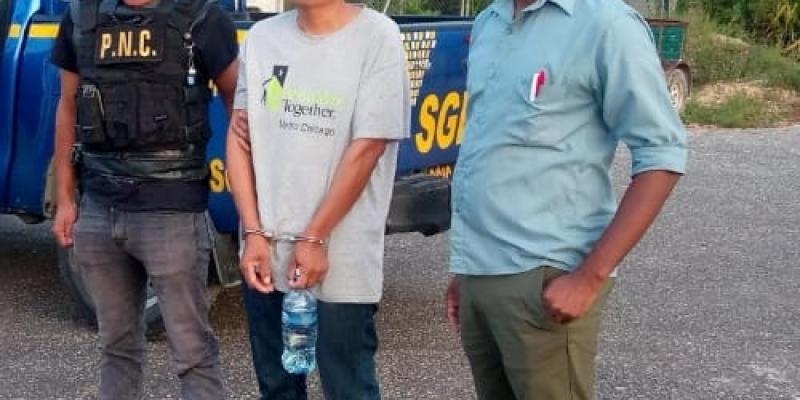 Salvadoreño con alerta roja es expulsado del país