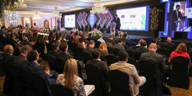 El Ministro de Economía Dr.  Janio Rosales durante su participación en el evento.