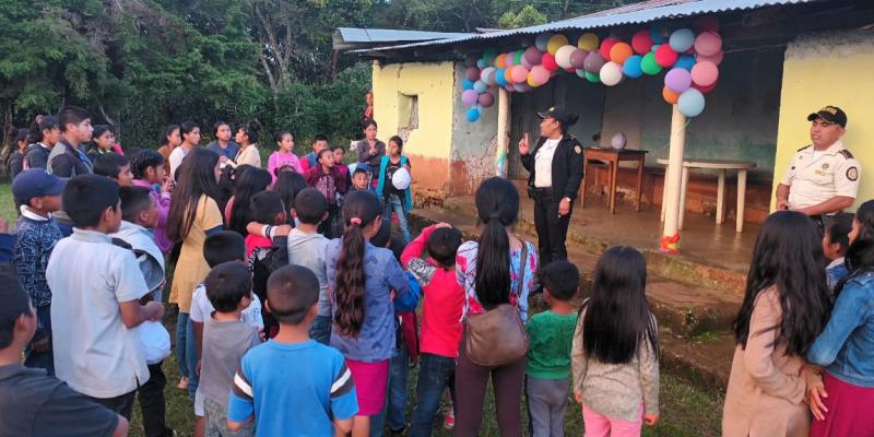 Niños y jóvenes motivados con Escuela policial de vacaciones