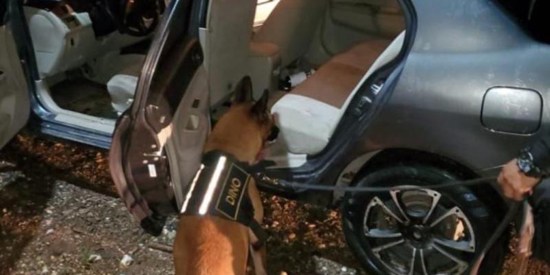 Localizan caleta con paquetes que podrían contener droga dentro de vehículo en Río Dulce, Izabal