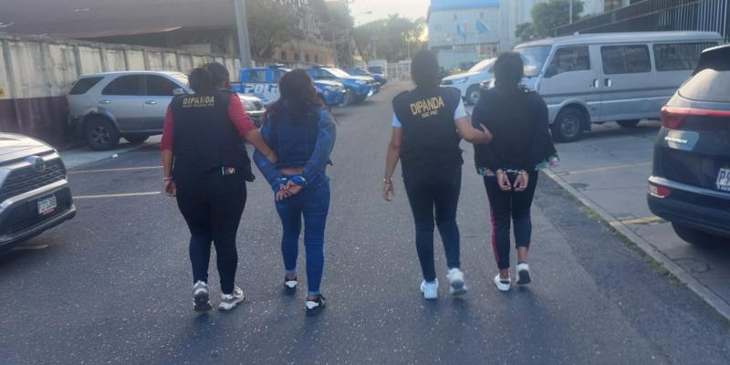 Dinero y armas de fuegos incautados a presuntos extorsionistas