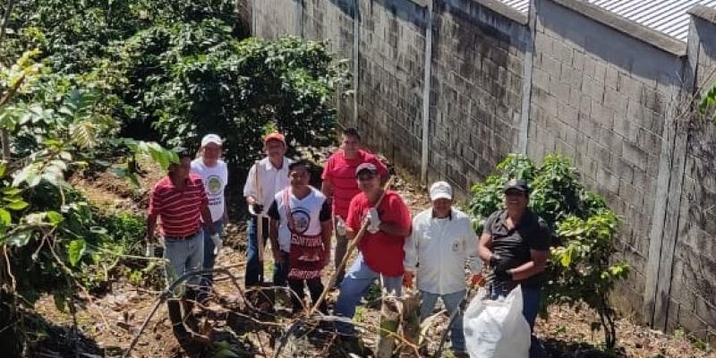 MARN y voluntarios eliminan basurero en Santo Tomás La Unión, Suchitepéquez