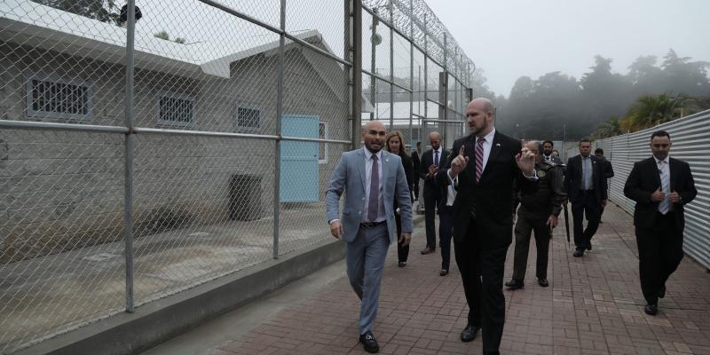 Las autoridades transitan por las áreas del nuevo centro