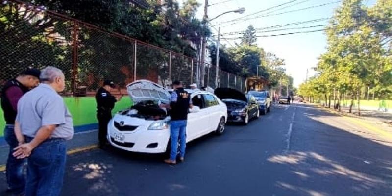 Se intensifican operativos policiales contra taxis piratas 