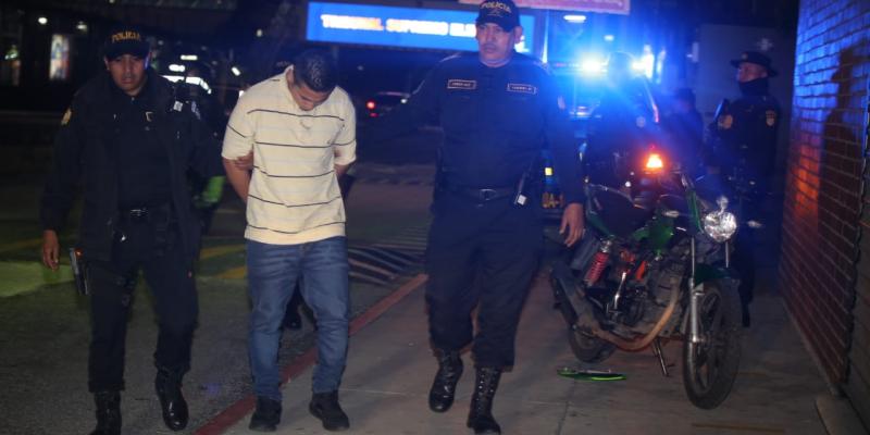 PNC captura a presunto sicario tras persecución policial