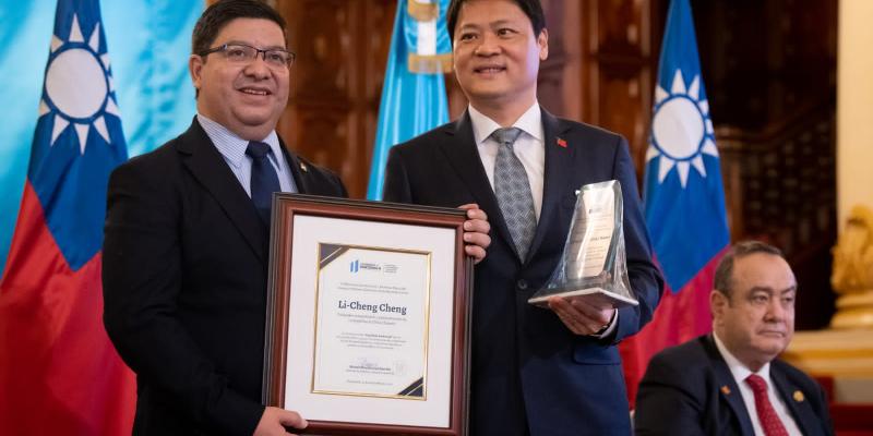Ministerio de Ambiente reconoce labor del embajador de Taiwán en Guatemala
