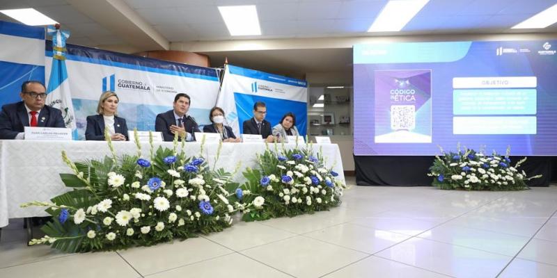 El Ministro de Economía Dr.  Janio Rosales (tercero de Izq. a Der.) presidió el evento.