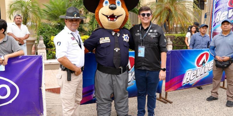 Stuard Rodríguez, Presidente de Federación Guatemalteca de Ciclismo y Wilner Hernández, Director A.i. de la Dirección General de Protección y Seguridad Vial -PROVIAL-.