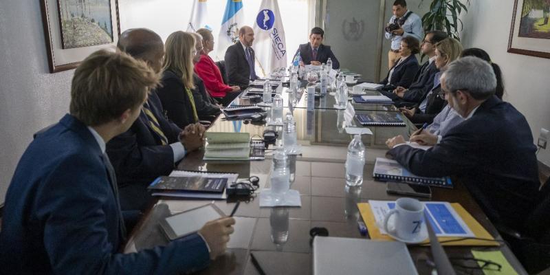 Ministro de Economía y Embajador de los Estados Unidos se encuentran reunidos abordando temas de Inversión para Guatemala.