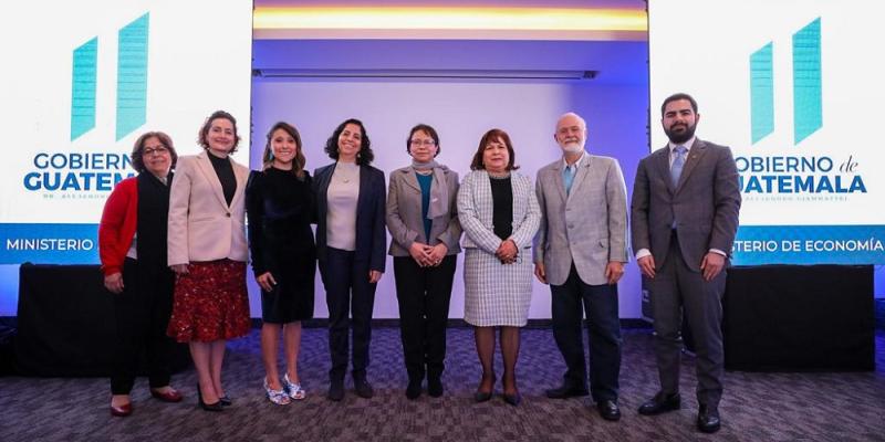 La viceministra de Integración y Comercio Exterior, María Luisa Flores (quinta de Izq. a Der) presidió la capacitación.