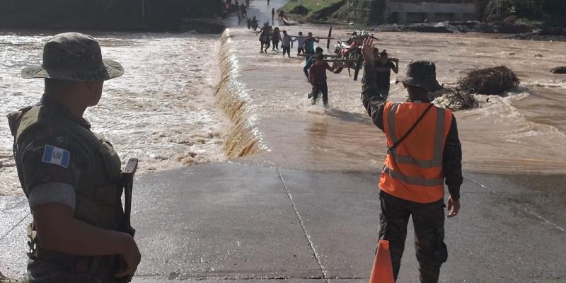 Ejército de Guatemala apoya emergencia suscitada por lluvias en Izabal.